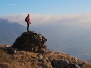53 Ammirando il panorama dal bel roccione